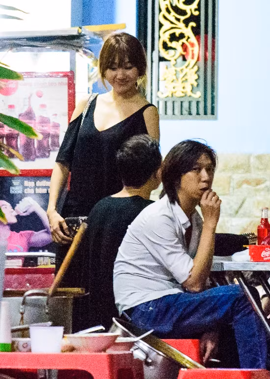 Dù quán ăn lúc này có vài thực khách nhưng cả 2 đều không bận tâm. Họ liên tục trò chuyện và đùa giỡn khá thoải mái.