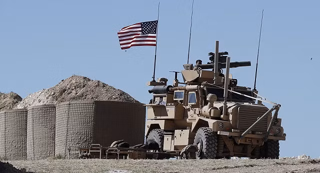 Lính Mỹ ngồi trên xe bọc thép ở Syria
