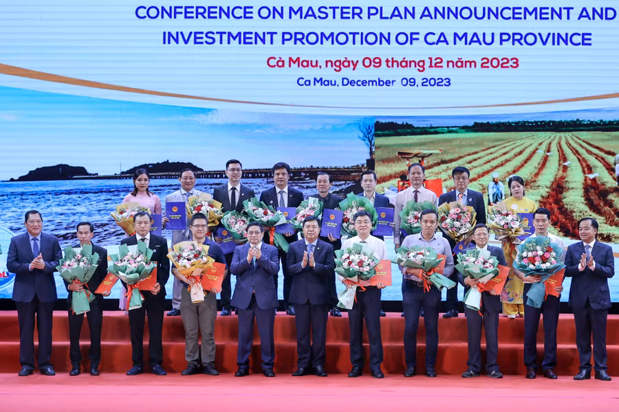 Thủ tướng chúc mừng các doanh nghiệp được địa phương trao chủ trương đầu tư, giấy chứng nhận đăng ký đầu tư, trao chủ trương tiếp cận, nghiên cứu, khảo sát dự án.