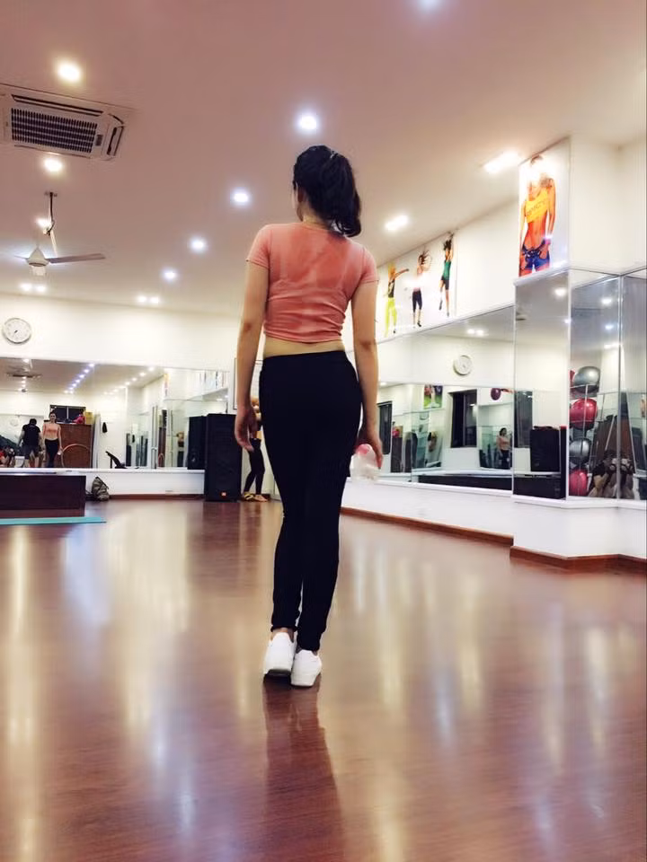 Cô có thân hình khá chuẩn nhờ chăm chỉ tập luyện