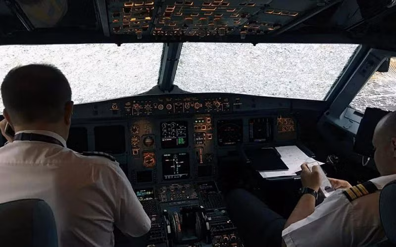 Phi công không thể nhìn thấy gì bên ngoài chiếc máy bay bị mưa đá tấn công Phi công không thể nhìn thấy gì bên ngoài chiếc máy bay bị mưa đá tấn công