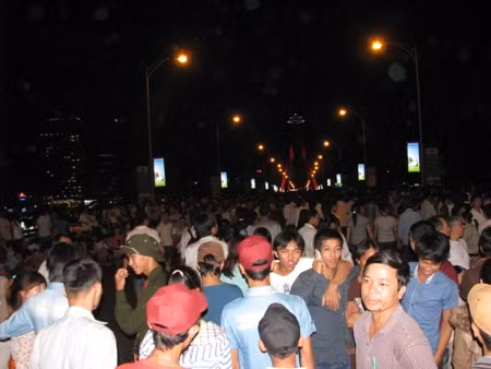 Người dân và du khách tập trung về cầu sông Hàn xem Cuộc thi trình diễn pháo hoa 2013

