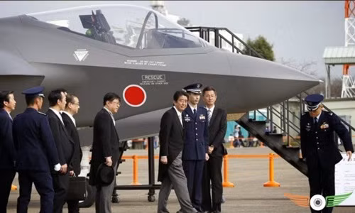 Thủ tướng Nhật Bản Shinzo Abe tham quan máy bay F-35A. Ảnh: Defense my-bat-dau-san-xuat-f-35-phien-ban-nhat