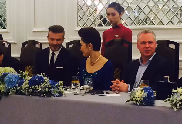 Beckham thích thú dùng đũa ăn món Việt Nam