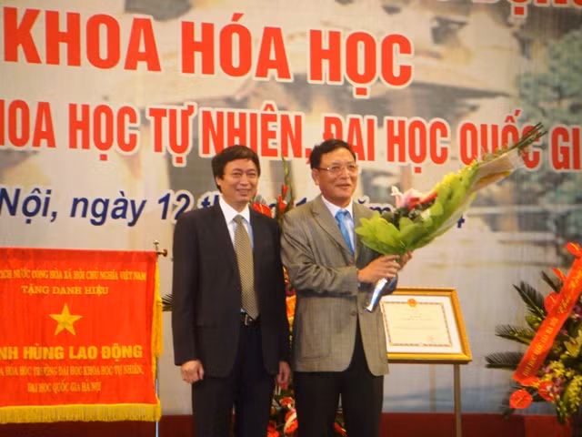 Nhân tháng kỷ niệm ngày Nhà giáo Việt Nam (20/11), lãnh đạo trường ĐHKHTN (ĐHQGHN) tặng hoa chúc mừng Bộ trưởng Bộ GD&ĐT Phạm Vũ Luận.