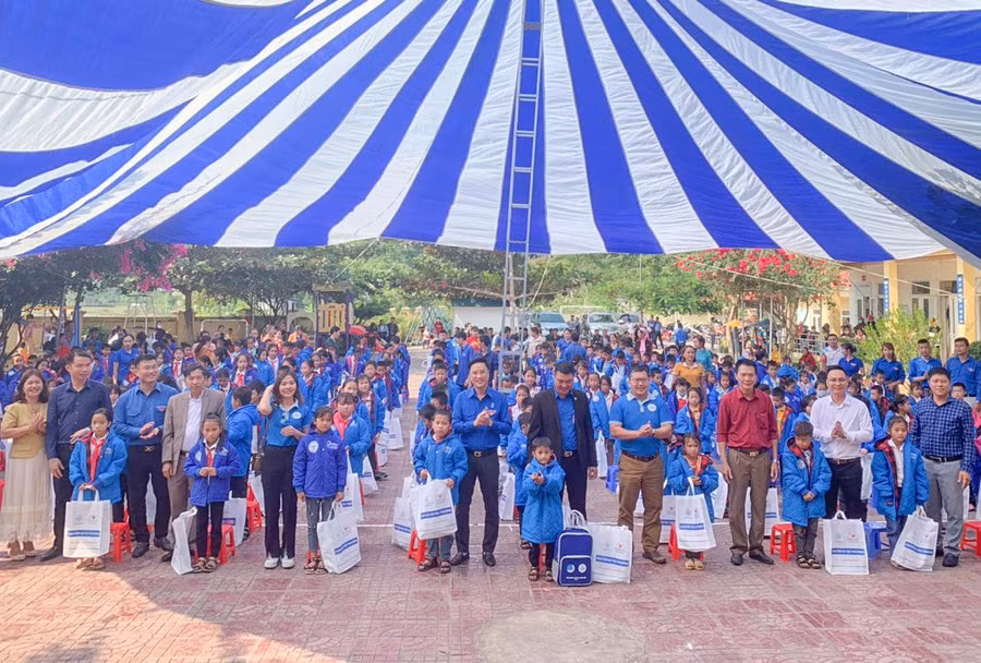 Đại diện Ban tổ chức và nhà tài trợ trao quà cho học sinh tại Trường Tiểu học bản Mo.