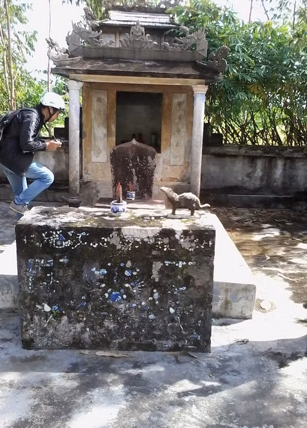 Tại ngôi đền Bà Giàn, đoàn nghiên tìm thấy một tấm bia khắc các ký tự chữ viết người Chăm xưa và một con linh vật nhỏ thời nhà Nguyễn.