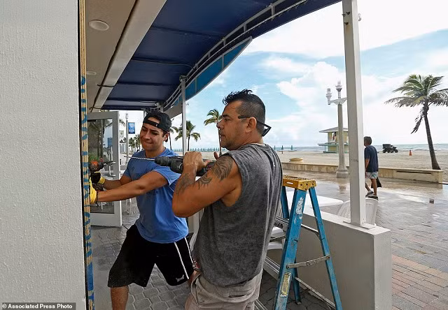 Người dân Mỹ gia cố nhà cửa đón siêu bão Dorian