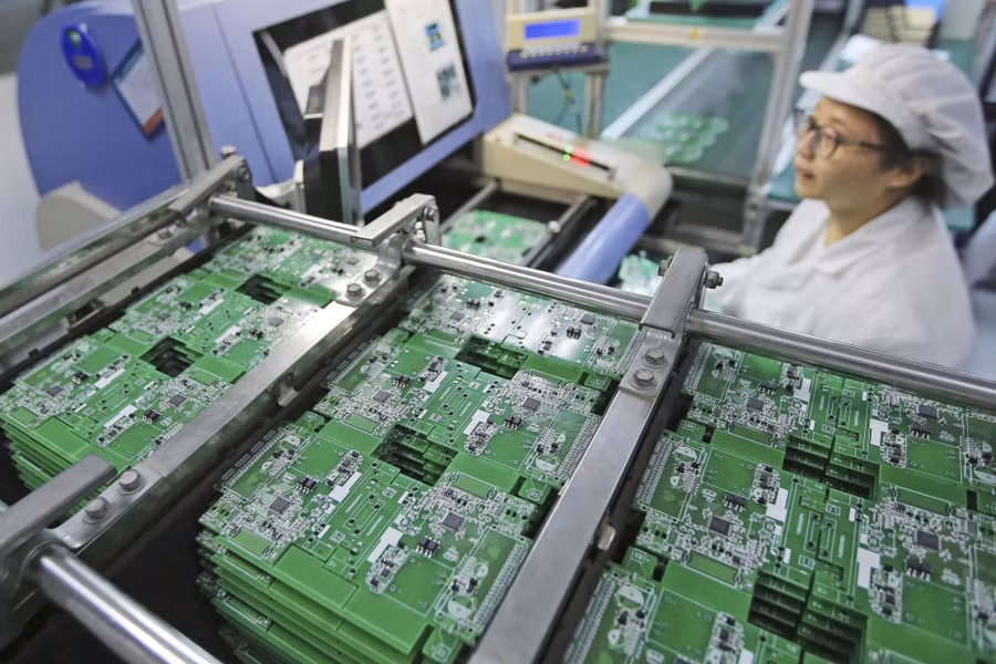 Tại một nhà máy bán dẫn ở tỉnh Giang Tô, Trung Quốc. (Ảnh: CNS/Kyodo)