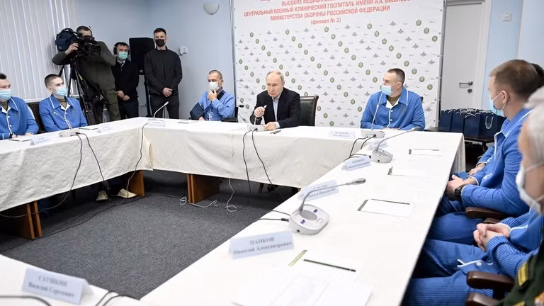 Tổng thống Nga Putin gặp gỡ người tham gia chiến dịch quân sự đặc biệt tại Bệnh viện Lâm sàng Quân đội Trung ương Vishnevsky ở Moscow, Nga. (Ảnh: putnik/Kristina Kormilitsyna)