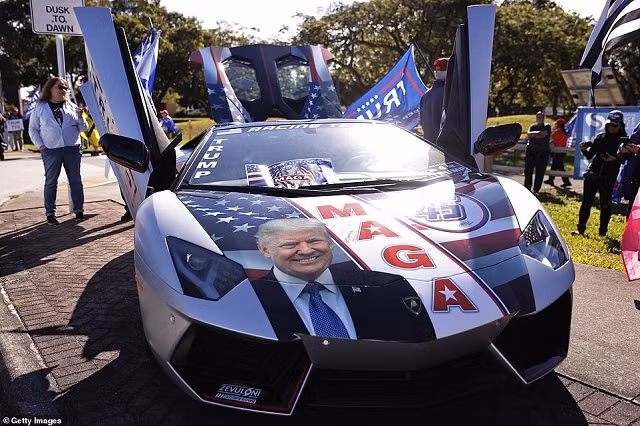 Người ủng hộ ông Trump chào đón ông tại Florida.