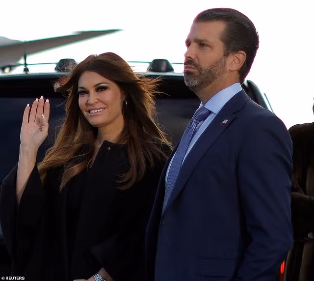 Con trai ông Trump và bạn gái.