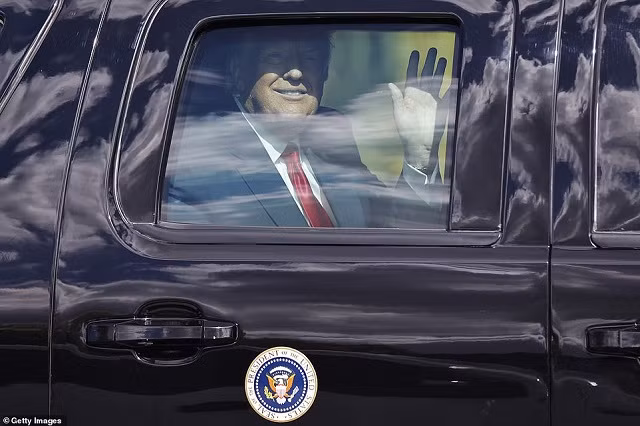 Ông Trump vẫy chào người ủng hộ.