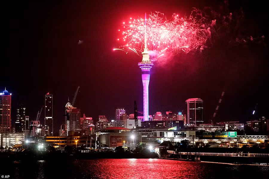 Pháo hoa nổ trên Sky Tower ở trung tâm Auckland khi lễ mừng năm mới bắt đầu ở New Zealand. Pháo hoa nổ trên Sky Tower ở trung tâm Auckland khi lễ mừng năm mới bắt đầu ở New Zealand.