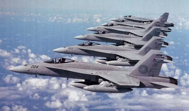Tiêm kích trên hạm F/A-18 do tập đoàn Boeing sản xuất đứng vị trí thứ 5 với 1.575 chiếc đang hoạt động. F/A-18 là loại tiêm kích chủ lực của hải quân và thủy quân lục chiến Mỹ với 1.165 chiếc đang hoạt động. Ngoài ra, F/A-18 còn phục vụ trong không quân 7 quốc gia trên thế giới. Ảnh: FAS Tiêm kích trên hạm F/A-18