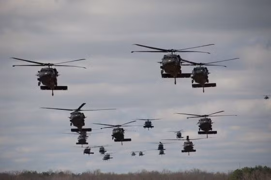Đứng đầu trong danh sách là loại trực thăng vận tải đa năng Black Hawk do tập đoàn Sikorsky sản xuất. Black Hawk chính thức đi vào hoạt động trong quân đội Mỹ từ năm 1979, đến nay đã có khoảng 3.600 chiếc được xuất xưởng. Trong đó, quân đội Mỹ có tổng cộng 2.645 chiếc, số còn lại xuất khẩu cho khoảng 23 quốc gia trên thế giới. Ảnh: VPK tr