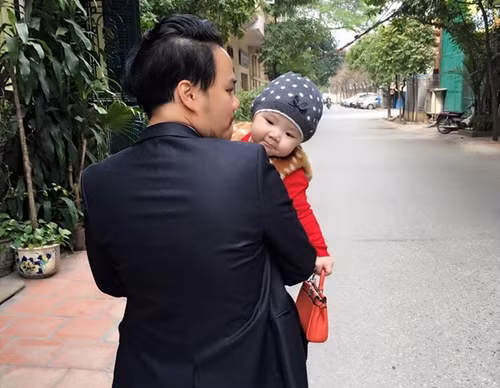 vo chong trang nhung dua con gai ra ha noi an tet - 3
