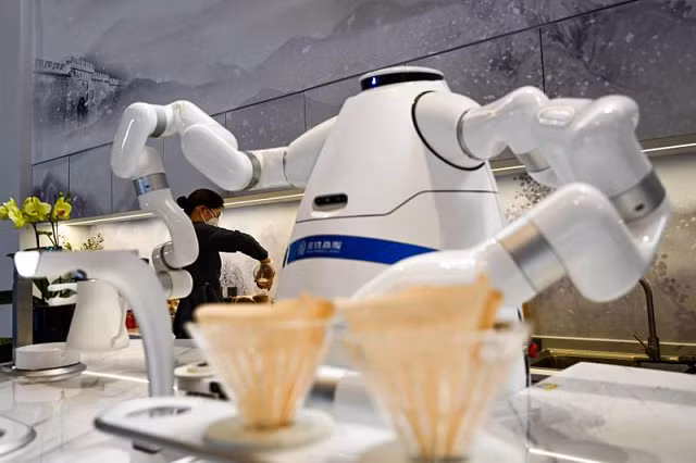 Robot pha cà phê tại ga tàu Taizicheng ở Trương Gia Khẩu, Trung Quốc. Ảnh: AFP.