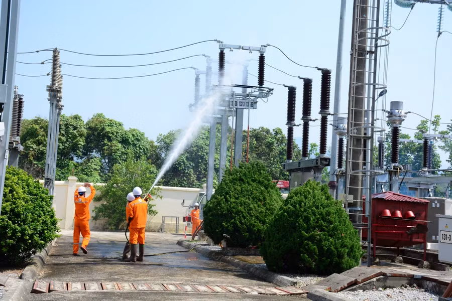 Công nhân Công ty Điện lực Điện Biên vệ sinh công nghiệp thiết bị trạm biến áp 110kV.