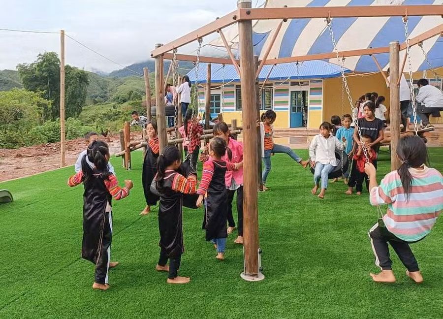 Học sinh điểm Tá Miếu vui chơi trong sân trường mới được đầu tư. Ảnh: NTCC.