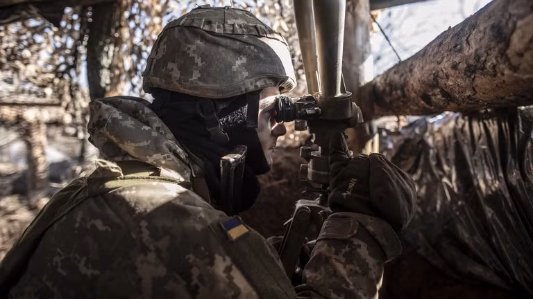 Một quân nhân Ukraine ở Svetlodarsk, Vùng Donetsk. (Ảnh: Manu Brabo / Getty Images).