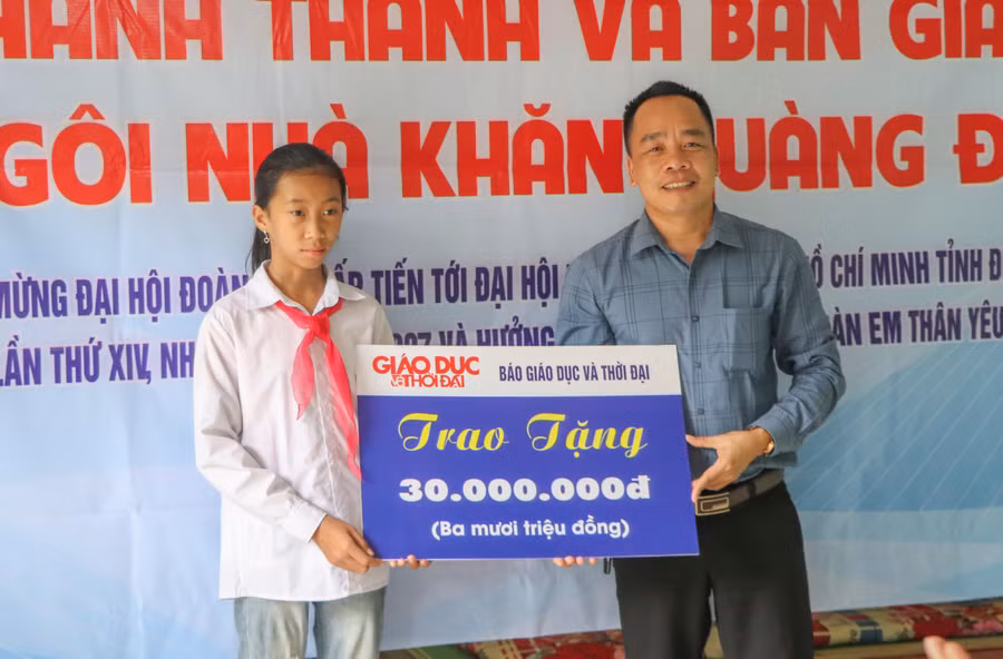 Thừa ủy quyền của Tổng Biên tập Báo Giáo dục và Thời đại, nhà báo Nguyễn Minh Thịnh trao kinh phí hỗ trợ làm nhà cho em Lường Thị Tuyết.