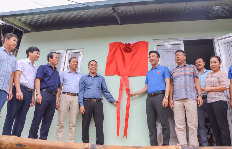 Đại diện Tỉnh đoàn Điện Biên, Báo Giáo dục & Thời đại cùng các đơn vị tài trợ khánh thành nhà Khăn quàng đỏ hỗ trợ em Lường Thị Tuyết.