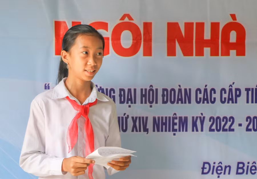 Em Lường Thị Tuyết phát biểu cảm ơn Báo Giáo dục và Thời đại, Tỉnh đoàn Điện Biên và các nhà tài trợ.