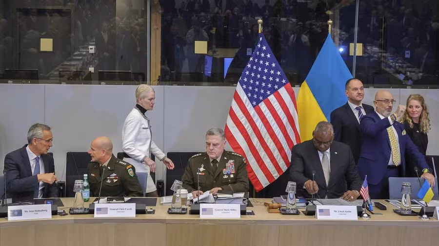 Các quan chức hàng đầu của NATO, Hoa Kỳ và Ukraine tham dự cuộc họp theo định dạng Nhóm liên lạc quốc phòng Ukraine tại trụ sở NATO ở Brussels, Bỉ, ngày12/10/2022.