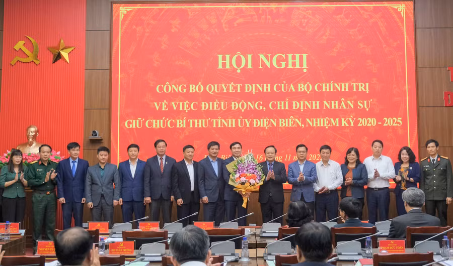Thường trực Tỉnh ủy, Ban Thường vụ Tỉnh ủy Điện Biên tặng hoa chúc mừng ông Trần Quốc Cường.