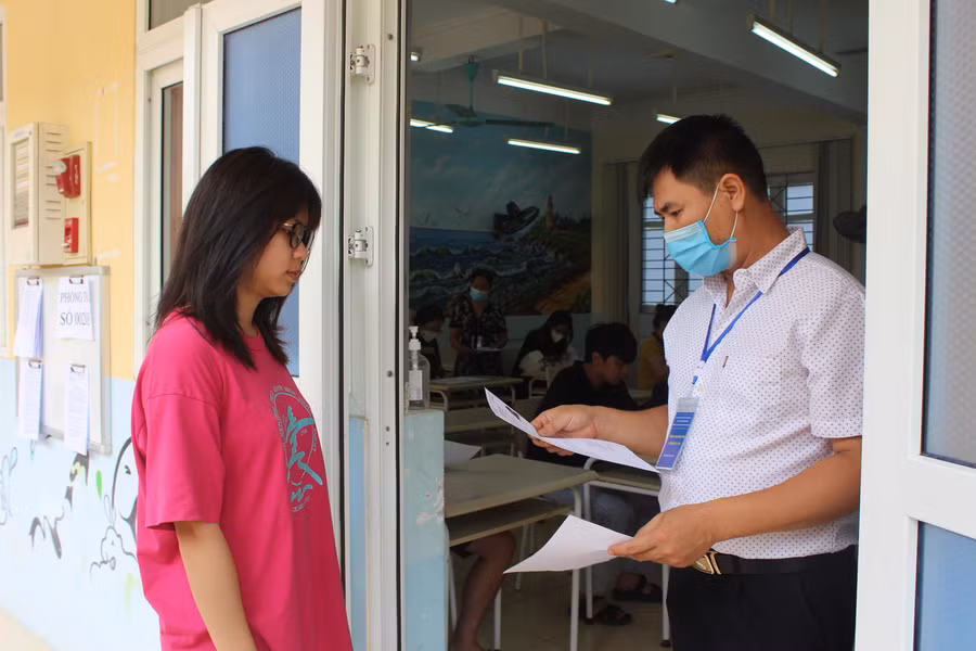 Các thí sinh đều được yêu cầu bỏ khẩu trang để cán bộ coi thi kiểm tra, đối chiếu thông tin. Các thí sinh đều được yêu cầu bỏ khẩu trang để cán bộ coi thi kiểm tra, đối chiếu thông tin.