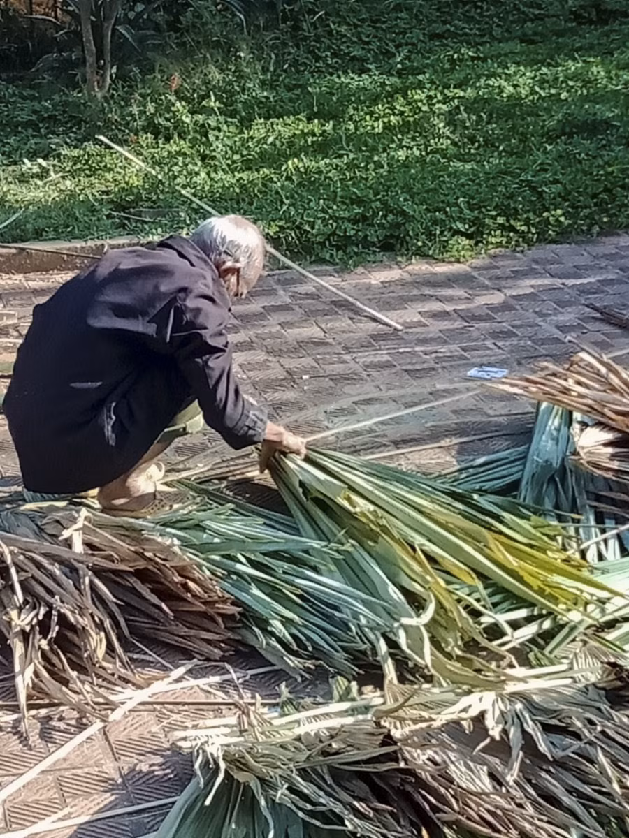 Hình ảnh cụ ông Vàng Văn Giang "góp sức" tu sửa điểm trường Tân Lập là minh chứng cho sự thay đổi tư duy của người dân đối với việc học của con, em vùng cao. Ảnh: NVCC