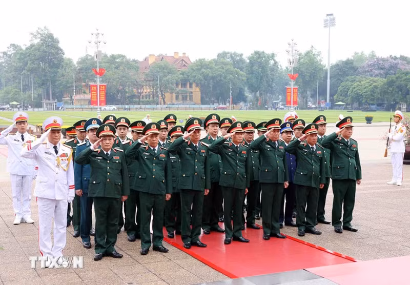 Đoàn đại biểu Quân ủy Trung ương – Bộ Quốc phòng vào Lăng viếng Chủ tịch Hồ Chí Minh. (Ảnh: Phạm Kiên/TTXVN).