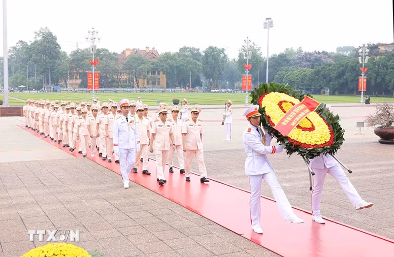Đoàn đại biểu Đảng ủy Công an Trung ương – Bộ Công an vào Lăng viếng Chủ tịch Hồ Chí Minh. (Ảnh: Phạm Kiên/TTXVN)