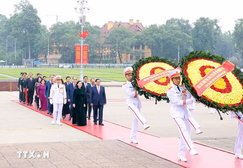 Đoàn đại biểu lãnh đạo, nguyên lãnh đạo Đảng, Nhà nước đến đặt vòng hoa và vào Lăng viếng Chủ tịch Hồ Chí Minh. (Ảnh: Phạm Kiên/TTXVN)