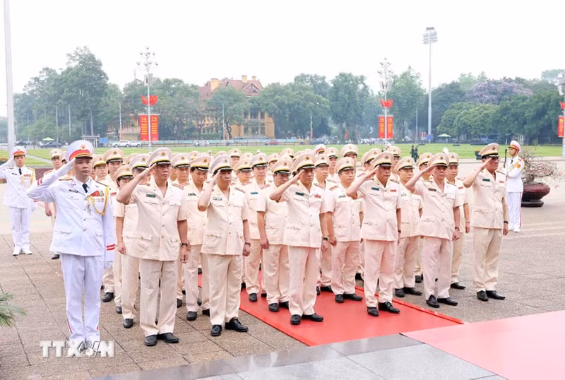 Đoàn đại biểu Đảng ủy Công an Trung ương – Bộ Công an vào Lăng viếng Chủ tịch Hồ Chí Minh. (Ảnh: Phạm Kiên/TTXVN)