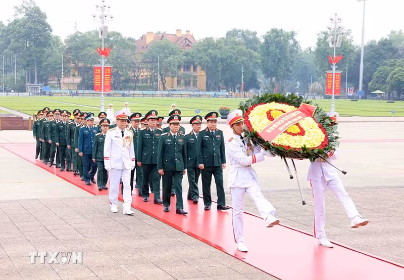 Đoàn đại biểu Quân ủy Trung ương – Bộ Quốc phòng vào Lăng viếng Chủ tịch Hồ Chí Minh. (Ảnh: Phạm Kiên/TTXVN).