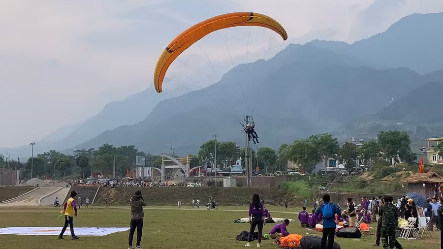 Phi công tham gia thi đấu giải dù lượn quốc tế mở rộng năm 2022.