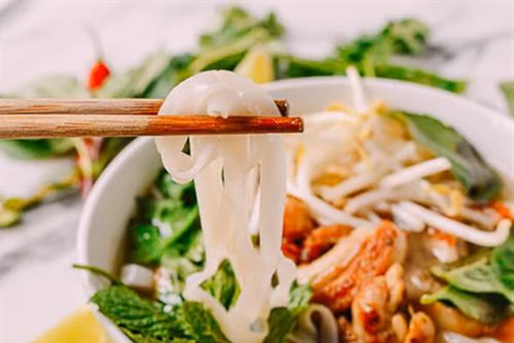 20 phút là có ngay phở gà chiên lạ miệng cho bữa sáng