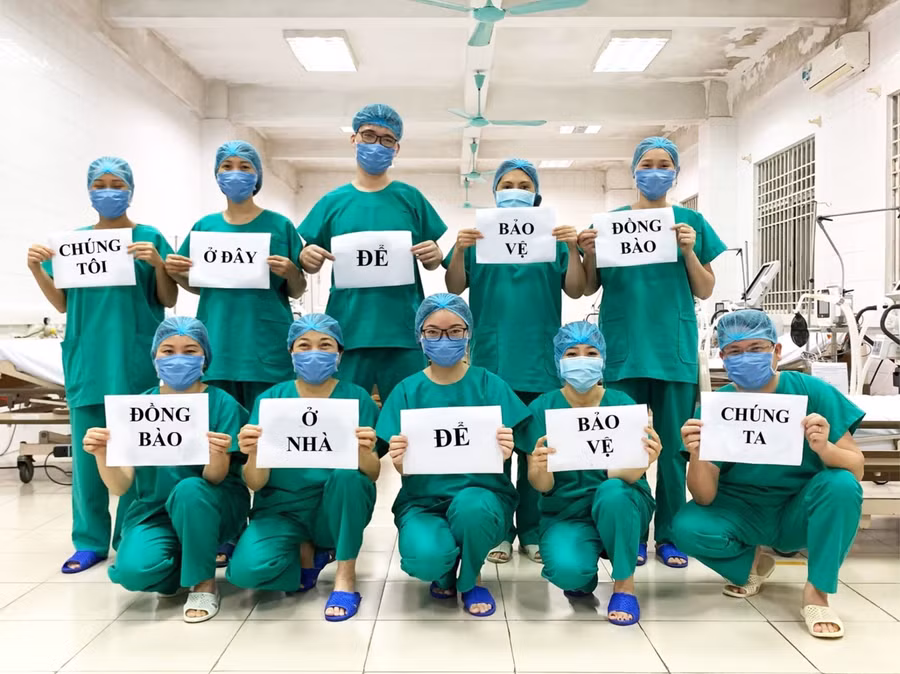 Nhân viên y tế lao mình vào các vùng dịch Covid-19 để cứu người. Nhân viên y tế lao mình vào các vùng dịch Covid-19 để cứu người.