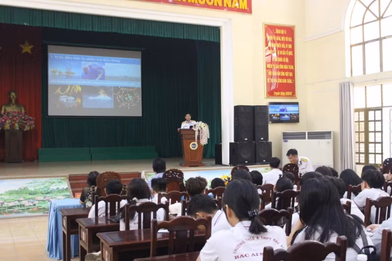 Đoàn tham quan tham gia buổi thông tin tuyên truyền biển, đảo của Đoàn cơ sở Lữ đoàn 125. (Ảnh: Bùi Sơn)