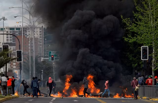 Người biểu tình đốt phá ở Chile.