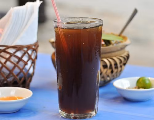 Nước sâm hay nước mát là tên gọi của một loại nước được nấu từ nhiều loại lá/rễ khác nhau như lá dứa, rễ tranh, mía lau... Bạn có thể dễ dàng bắt gặp xe bán món nước này ở các chợ lớn nhỏ. Ảnh: Huyền Châu.