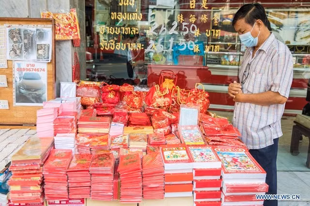 Một cửa hàng báo phong bao lixi ở Thái Lan.