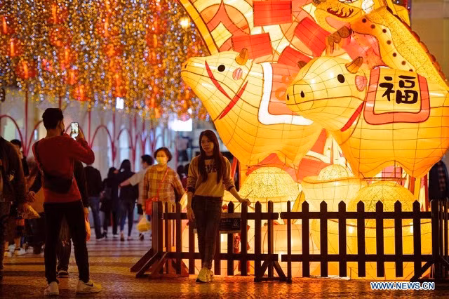 Chụp ảnh với hình con trâu ở Macao.