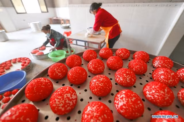 Dân làng làm bánh Ciba đỏ ở làng Baiguo thuộc huyện tự trị Yuping Đông ở thành phố Đồng Nhân, tỉnh Quý Châu phía tây nam Trung Quốc. Người dân ở đây có truyền thống làm bánh Ciba đỏ, một loại bánh nếp được nhuộm bằng phẩm màu đỏ, để chuẩn bị cho Tết nguyên đán.