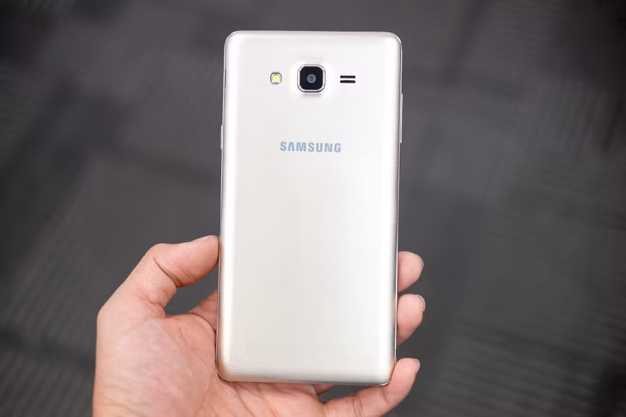Thiết kế của máy khá giống với mẫu Galaxy Note 3 trước đây, nhưng cụm camera được làm gọn hơn.