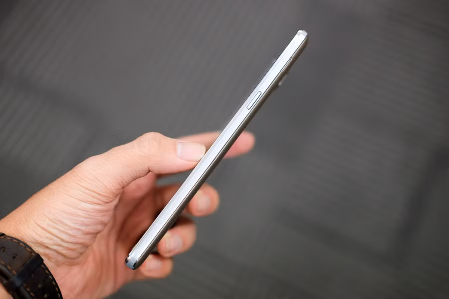 Trên Galaxy On7, Samsung trang bị thỏi pin 3.000 mAh.