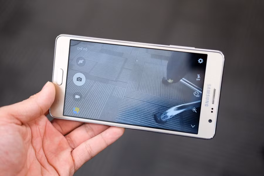 Máy có camera chính 13 MP và máy ảnh trước 5 MP.
