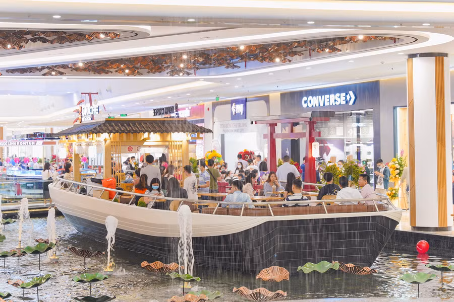 Vincom Mega Mall Smart City thu hút đông đảo khách hàng mua sắm, vui chơi và trải nghiệm ngay trong sáng khai trương